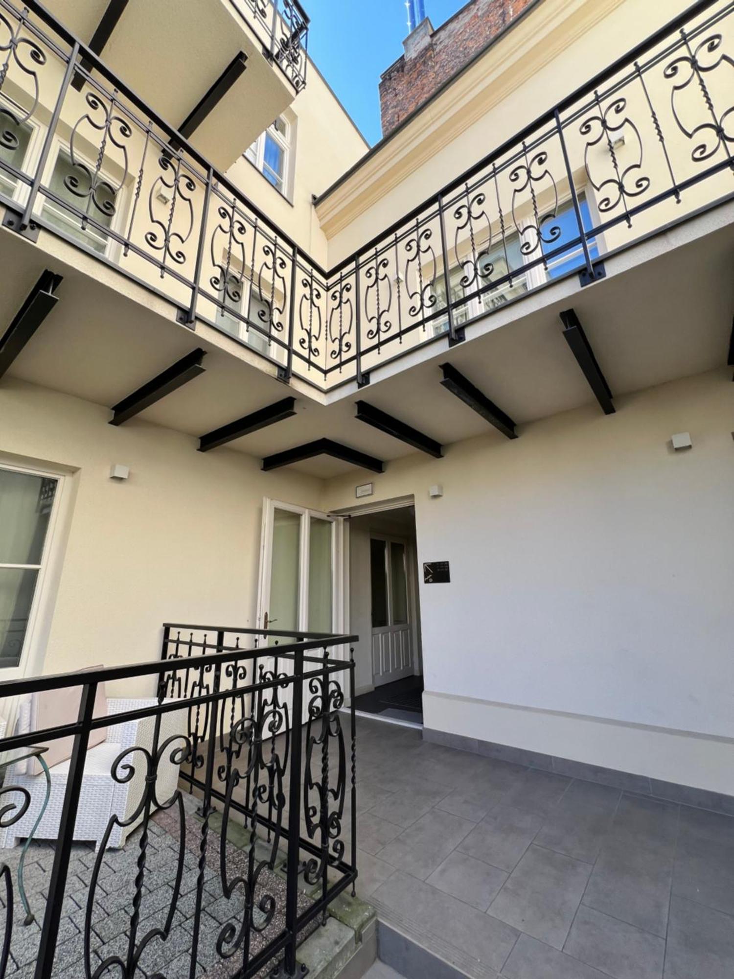 Atrium - Old Town Luxury Apartments - By Upstairs Krakow Exterior photo